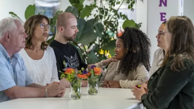 Een foto van 6 ambassadeurs die een gesprek hebben met elkaar.